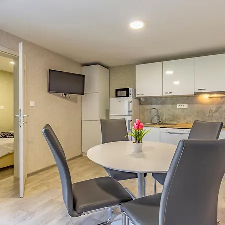 Mobile Superior-6 By Interhome Пула